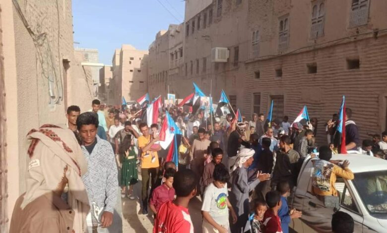 تحت راية العلم الجنوبي مسيرات الغضب الشعبي تجوب  المهرة ومدن الوادي والصحراء حضرموت