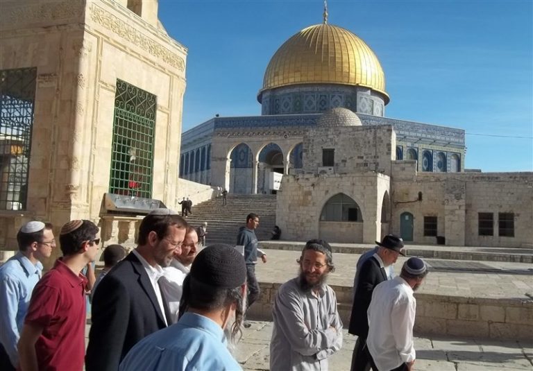 عشرات المستوطنين المتطرفين يقتحمون الأقصى بحراسة قوات الاحتلال