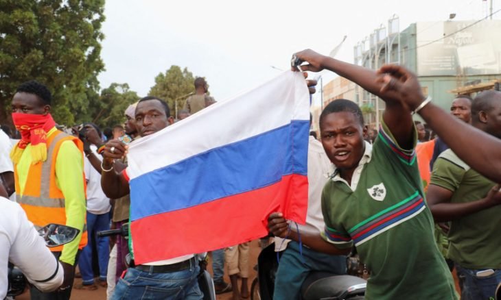 لوفيغارو: انقلاب بوركينا فاسو يقوض الوجود العسكري لفرنسا في ساحل إفريقيا