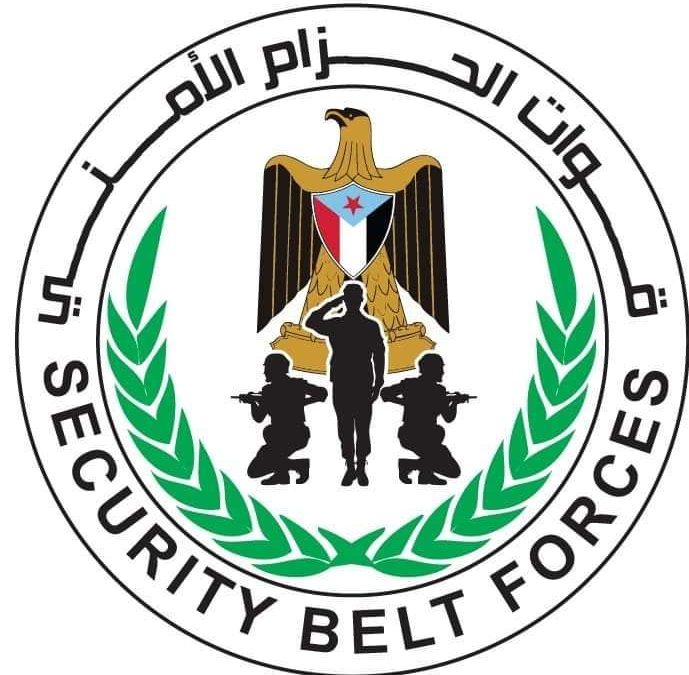 حزام أبين يلقي القبض على قاطع طريق يتقطع المسافرين في طريق  الساحل بأحور