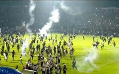 مصرع 125 شخصا في إندونيسيا جراء حادث تدافع خلال مباراة لكرة القدم ورئيس الفيفا: “يوم أسود للجميع”