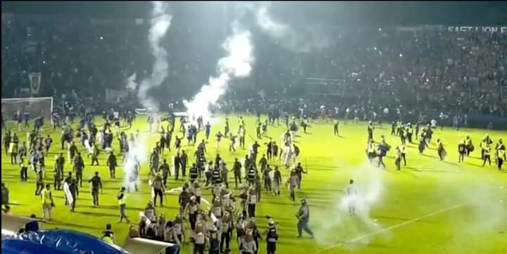 مصرع 125 شخصا في إندونيسيا جراء حادث تدافع خلال مباراة لكرة القدم ورئيس الفيفا: “يوم أسود للجميع”