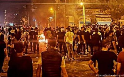 إيران: الأمن يطلق النار والغاز المسيل للدموع لتفريق طلاب جامعة كبيرة بطهران