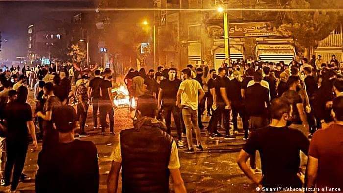 إيران: الأمن يطلق النار والغاز المسيل للدموع لتفريق طلاب جامعة كبيرة بطهران