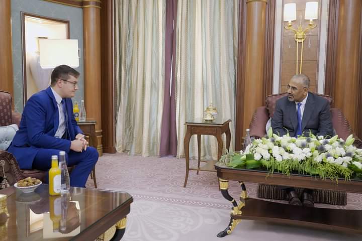 الرئيس القائد عيدروس الزُبيدي يستقبل القائم بأعمال السفير الروسي لدى اليمن