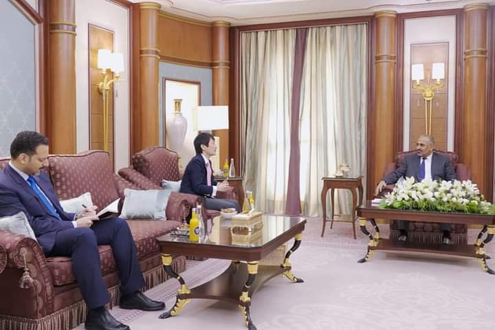 الرئيس الزُبيدي يناقش مع القائم بأعمال سفير اليابان جهود إحلال السلام وآفاق التعاون المشترك
