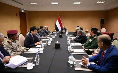 مجلس القيادة الرئاسي يؤكد في اجتماع مشترك مع قيادات الدولة إلتزام المكونات الوطنية بهدف إنهاء الانقلاب وردع أي تصعيد عدائي