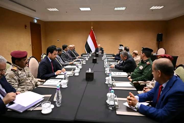 مجلس القيادة الرئاسي يؤكد في اجتماع مشترك مع قيادات الدولة إلتزام المكونات الوطنية بهدف إنهاء الانقلاب وردع أي تصعيد عدائي