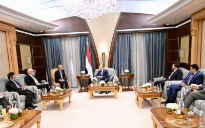 رئيس مجلس القيادة يستقبل المبعوث الأمريكي لبحث سبل إحياء  مسارات السلام
