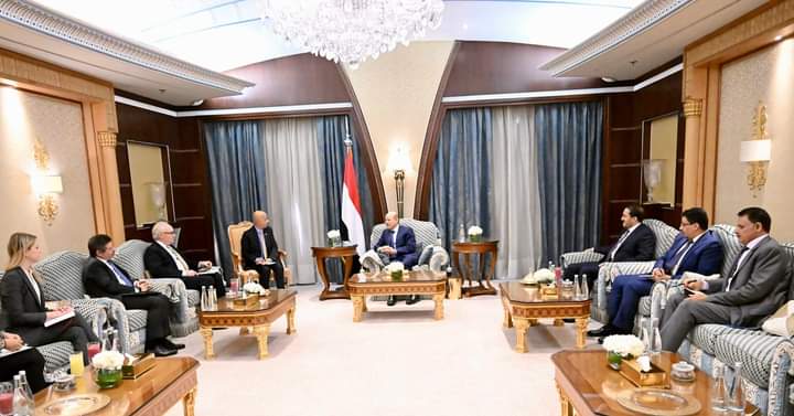 رئيس مجلس القيادة يستقبل المبعوث الأمريكي لبحث سبل إحياء  مسارات السلام