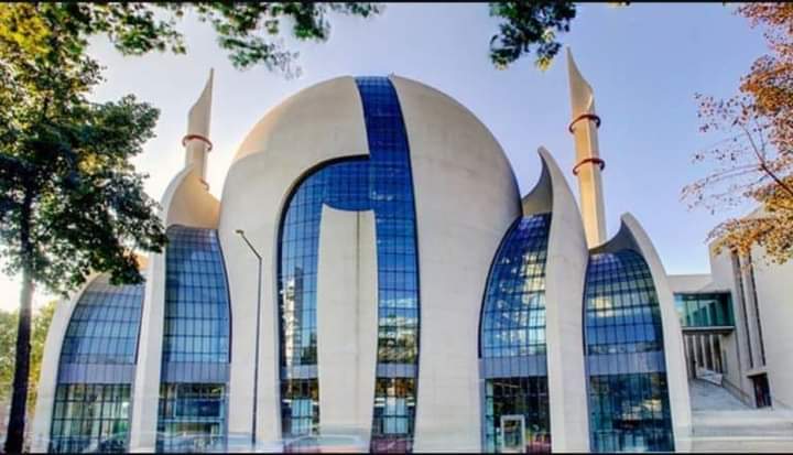 أكبر مسجد فى ألمانيا يرفع الأذان لأول مرة لصلاة الجمعة