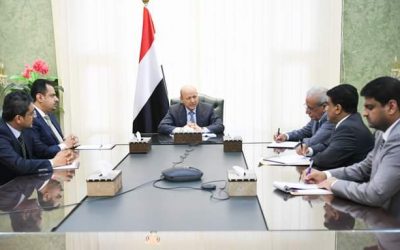 رئيس مجلس القيادة الرئاسي يجتمع برئيس الوزراء ووزير النفط
