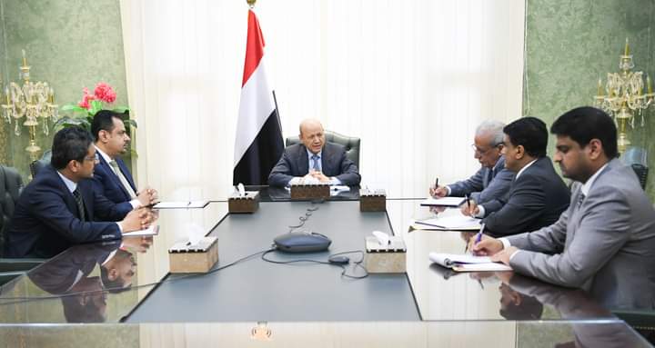 رئيس مجلس القيادة الرئاسي يجتمع برئيس الوزراء ووزير النفط
