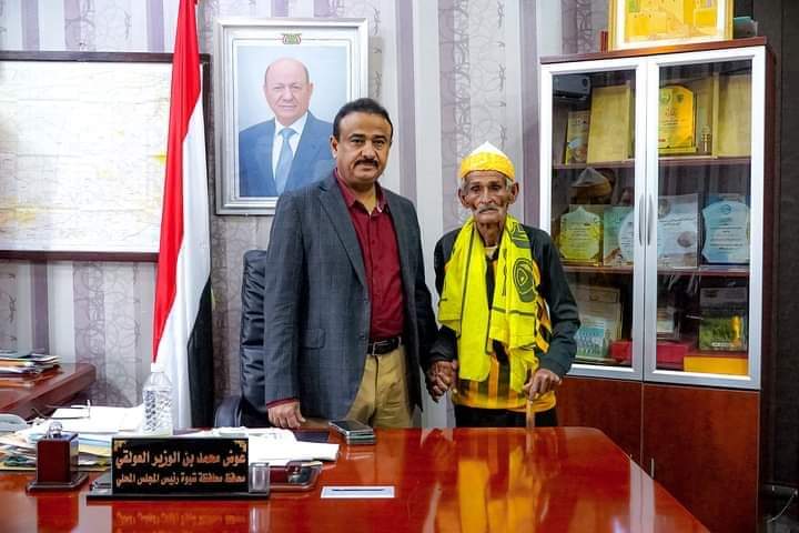 محافظ شبوة بن الوزير يكرم أقدم المشجعين الرياضيين بالمحافظة