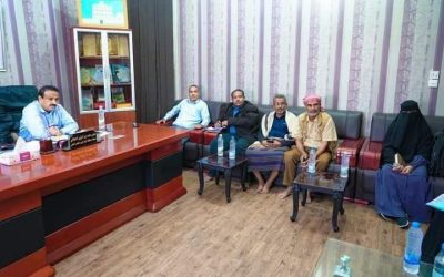 محافظ شبوة بن الوزير يناقش مع رئيس اتحاد نقابة العمال أوضاع العمال بالمحافظة