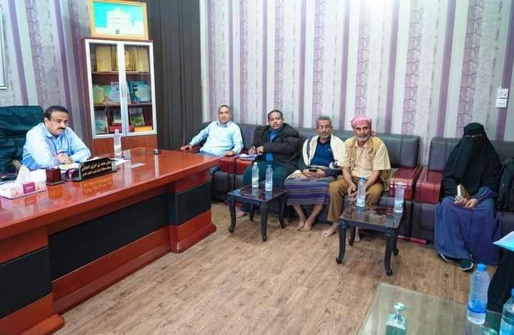 محافظ شبوة بن الوزير يناقش مع رئيس اتحاد نقابة العمال أوضاع العمال بالمحافظة