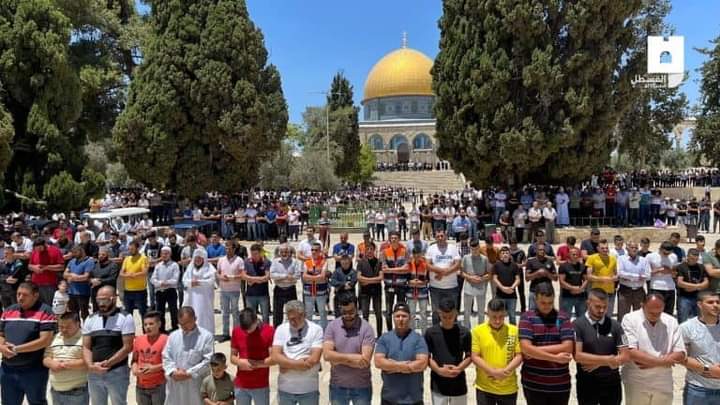 50 ألفا يؤدون صلاة الجمعة في رحاب المسجد الأقصى