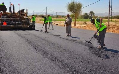 محافظ شبوة بن الوزير يطلع على سير العمل في مشروعي شق وسفلتت شارع الحزم وشارع العشرين بعتق