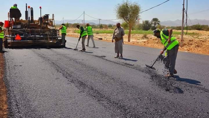 محافظ شبوة بن الوزير يطلع على سير العمل في مشروعي شق وسفلتت شارع الحزم وشارع العشرين بعتق