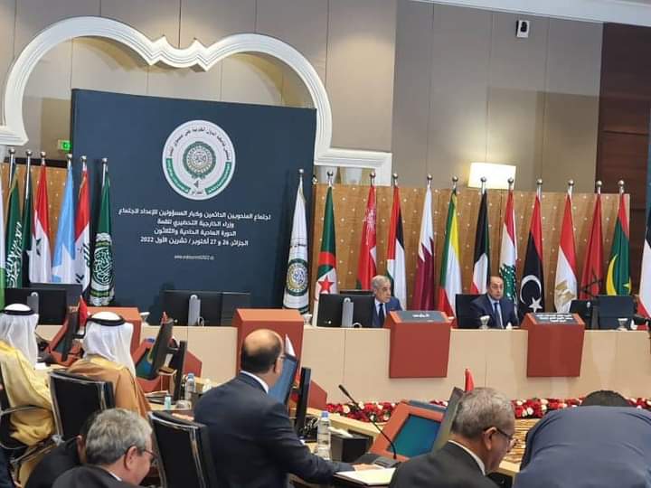 الجزائر تتهم “أبواقا ” بمحاولة إفساد القمة والجامعة العربية تحتوي أولي أزماتها