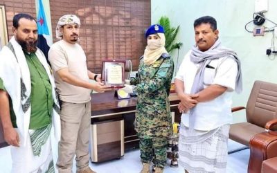 قائد محور أبين العميد مختار النوبي يُكرم الملازم أول طيار رحمة الحوشبي