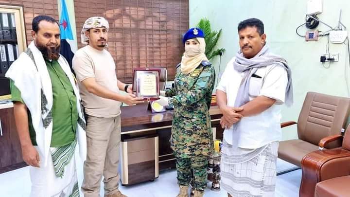 قائد محور أبين العميد مختار النوبي يُكرم الملازم أول طيار رحمة الحوشبي