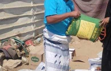 اللجنة المجتمعية باتيس توزع المساعدات الغذائية  المقدمة من مصنع أسمنت الوحدة
