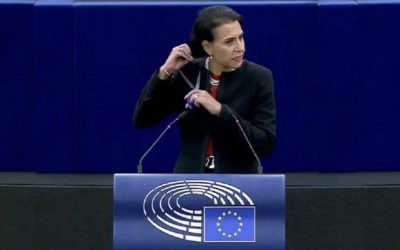 النائبة السويدية عبير السهلاني تقص شعرها من على منبر البرلمان الأوروبي