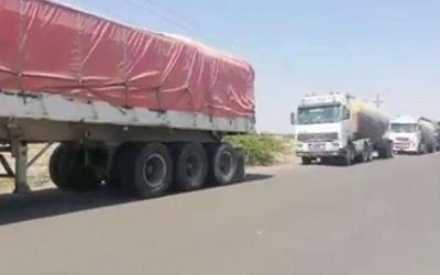 مسلحون يعترضون مرور قواطر مصنع أسمنت الوحدة باتيس في عمودية لاحظ حجتهم ؟!