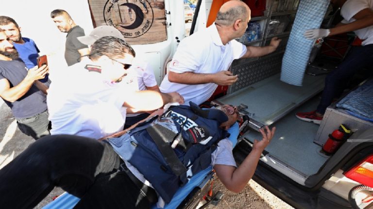 إصابة 5 صحفيين من تلفزيون فلسطين في اعتداء لقوات الاحتلال