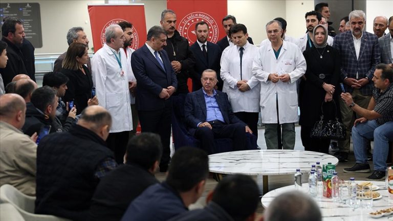 أردوغان يزور عمال منجم بارتين في المستشفى