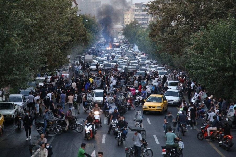 جميع القوات والمعسكرات التي تقوم بقمع الاحتجاجات في ايران تخضع لخامنئي