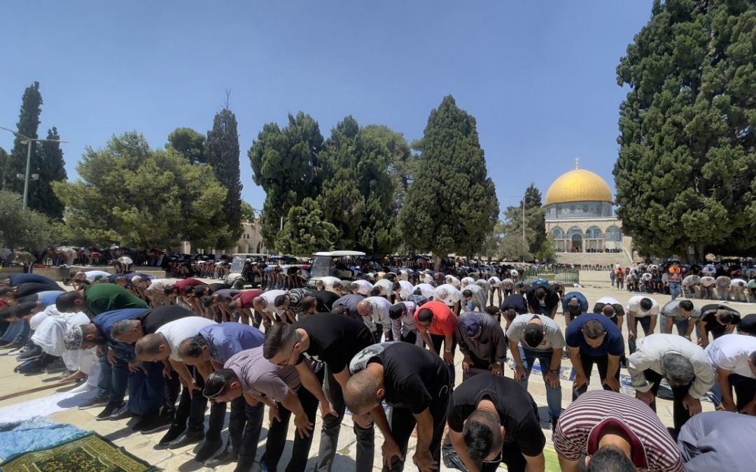 عشرات الألاف يؤدون صلاة الجمعة في المسجد الأقصى
