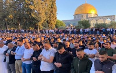 عشرات الآلاف يؤدون صلاة الجمعة بالمسجد الأقصى