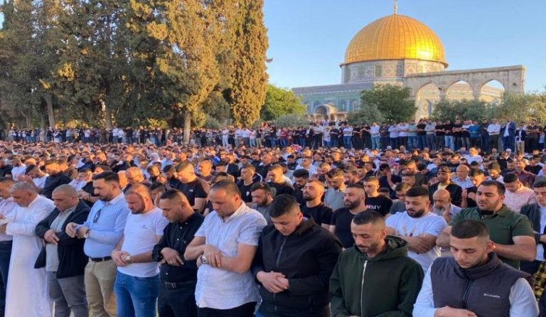 عشرات الآلاف يؤدون صلاة الجمعة بالمسجد الأقصى