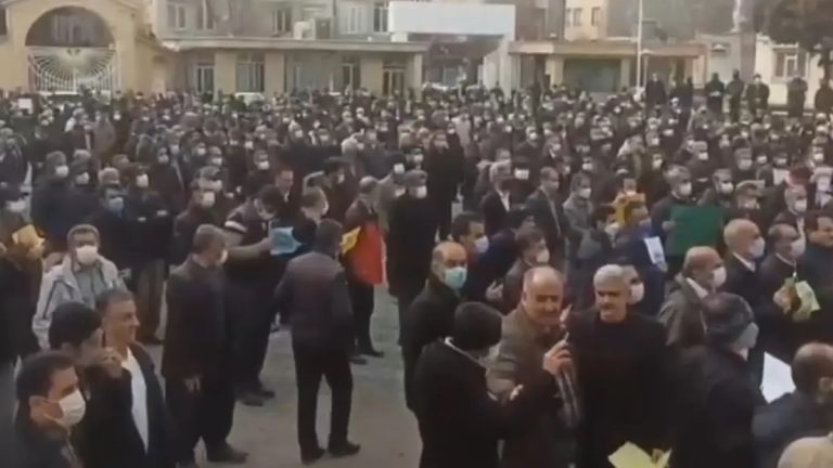 “فظائع وحشية» بحق الطلاب.. معلمو إيران ينتفضون ضد نظام الملالي