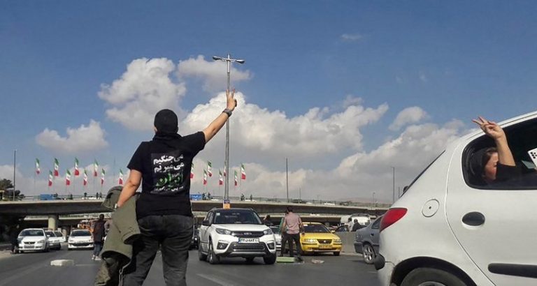 ليلة سقوط عمائم الملالي في إيران الغاضبة