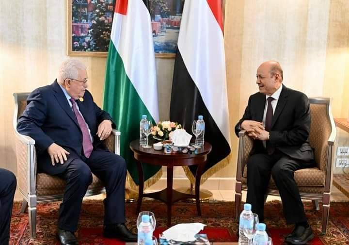 رئيس مجلس القيادة الرئاسي يستقبل الرئيس الفلسطيني للبحث في المستجدات الوطنية والإقليمية