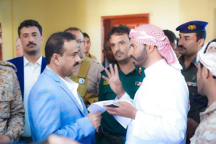 محافظ شبوة بن الوزير يطلع على سير العمل ومستوى الإنجاز في معاملات المواطنين بفرع مصلحة الهجرة والجوازات بالمحافظة