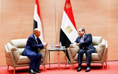 رئيس مجلس القيادة الرئاسي يبحث مع الرئيس المصري المستجدات اليمنية والعلاقات الثنائية