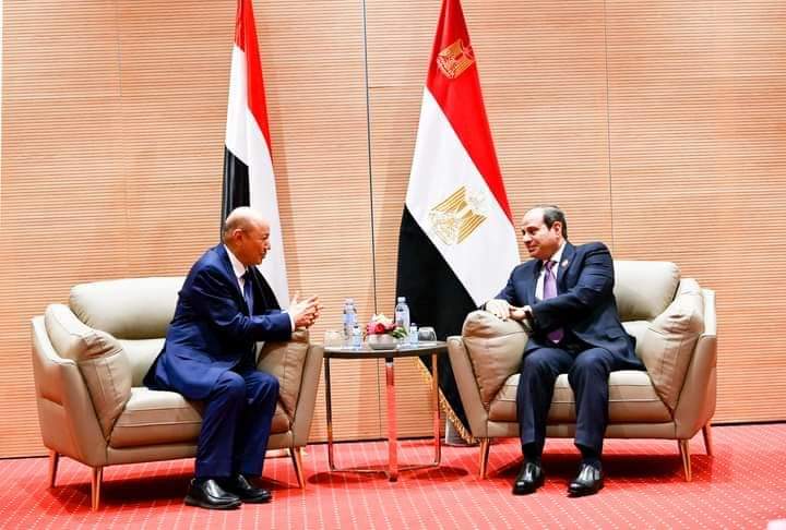 رئيس مجلس القيادة الرئاسي يبحث مع الرئيس المصري المستجدات اليمنية والعلاقات الثنائية