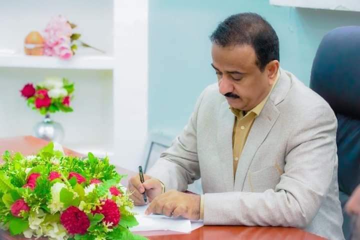 محافظ شبوة بن الوزير يلتقي بلجنة من الهيئة العامة للشؤون البحرية ويناقش معها ترتيبات فتح مكتب لها بالمحافظة