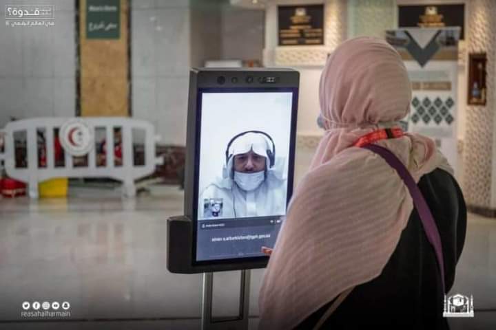 شؤون الحرمين توفر الروبوتات لخدمة زوار المسجد الحرام