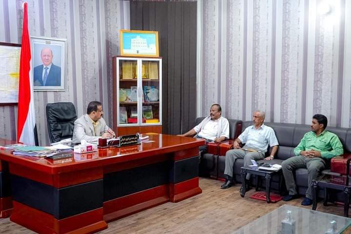 محافظ شبوة بن الوزير يكلف لجنة للنزول الميداني للوقوف على طبيعة المشاكل المتعلقة بالأراضي في مديرية الروضة