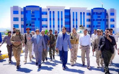 محافظ شبوة بن الوزير يزور ديوان رئاسة جامعة شبوة وكليتي الطب والنفط والمعادن ويؤكد مواصلة دعمه للجامعة