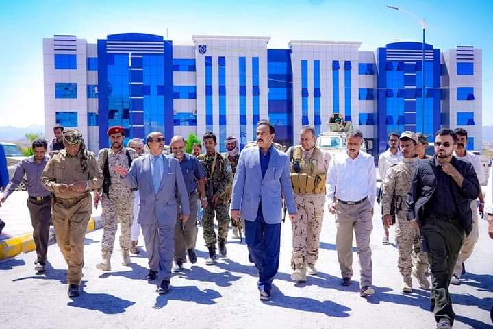 محافظ شبوة بن الوزير يزور ديوان رئاسة جامعة شبوة وكليتي الطب والنفط والمعادن ويؤكد مواصلة دعمه للجامعة