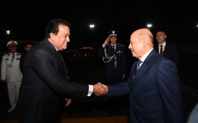 رئيس مجلس القيادة الرئاسي يصل شرم الشيخ للمشاركة فى قمة المناخ
