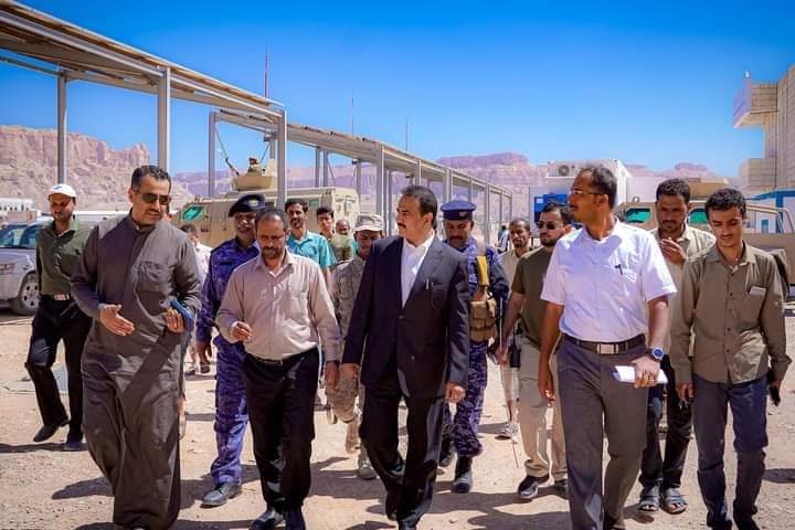 محافظ شبوة بن الوزير يقوم بزيارة تفقدية لعدد من المرافق والمنشآت الخدمية بمدينة عتق.