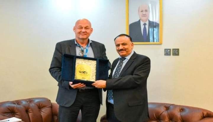 وزير النقل يكرم الممثل المقيم لبرنامج الأمم المتحدة الإنمائي في اليمن