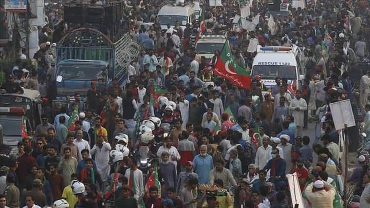 حزب عمران خان يستأنف مسيرته نحو العاصمة
